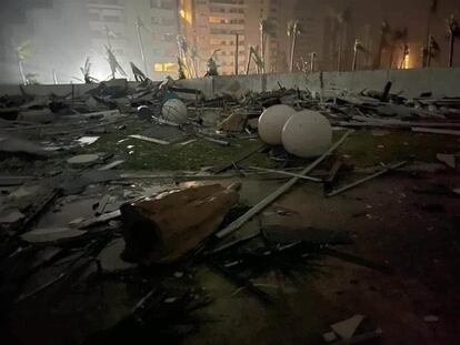 Otras publicaciones muestran los destrozos en viviendas y hoteles totalmente inundados en la costa de Guerrero, muchos de ellos sin conexión a internet y con cortes de luz. En la imagen, destrozos en la zona hotelera de Acapulco, este miércoles. 