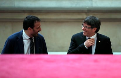 Carles Puigdemont, junto a su entonces jefe de gabinete, Josep Rius (a la izquierda), a su llegada al Parlament, en una imagen de archivo.