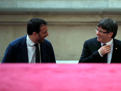 Carles Puigdemont, junto a su entonces jefe de gabinete, Josep Rius (a la izquierda), a su llegada al Parlament, en una imagen de archivo.