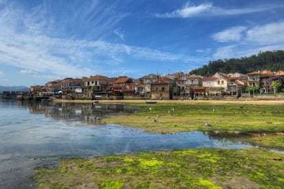 El pueblo de Combarro, a unos siete kilómetros de Pontevedra, tiene un perfil casi de postal con sus 30 hórreos alineados junto a la ría. Esta localidad marinera está declarada bien de interés cultural como conjunto histórico. Más información: <a href="http://www.turismo.gal/recurso/-/detalle/10955/combarro?langId=es_ES&tp=7&ctre=27"_blank">turismo.gal</a>
