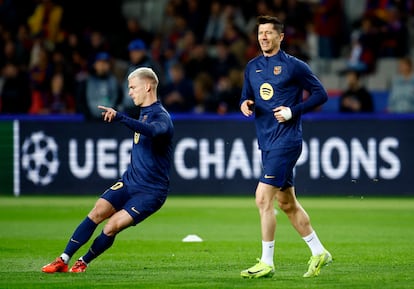 Dani Olmo (izquierda) y Robert Lewandowski durante el calentamiento previo al partido contra el Brest este martes.