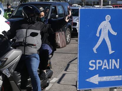 Trabajadores españoles se despiden en la frontera de España con  Gibraltar el día que se ha firmado el acuerdo para la salida de Reino Unido de la Unión Europea.