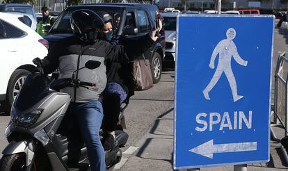 Trabajadores españoles se despiden en la frontera de España con  Gibraltar el día que se ha firmado el acuerdo para la salida de Reino Unido de la Unión Europea.