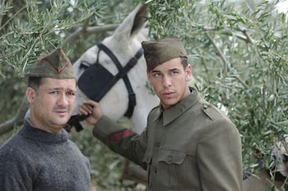 Secun de la Rosa (izquierda) y Mario Casas, en un fotograma de &#039;La mula&#039;. 