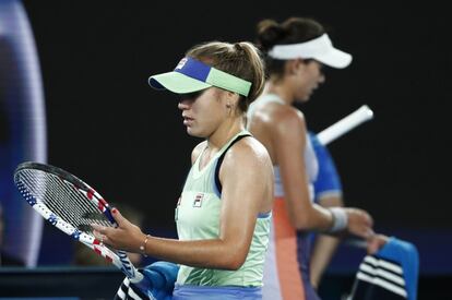 Sofia Kenin (en primer término) y Garbiñe Muguruza, en la final del Open de Australia.