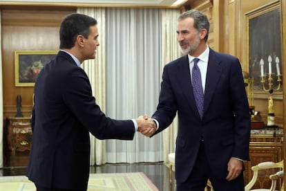 Pedro Sánchez i el rei Felip VI se saluden a l'última reunió.