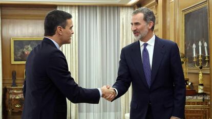 Pedro Sánchez y el rey Felipe VI se saludan en la última reunión.