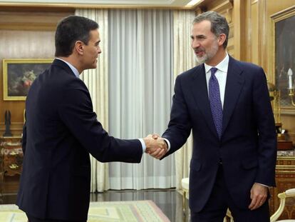 Pedro Sánchez i el rei Felip VI se saluden a l'última reunió.