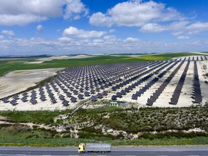 Planta solar a las afueras de la localidad sevillana de El Cuervo.