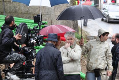 Pedro Almodóvar, en el rodaje en Galicia de <i>La piel que habito.</i>