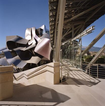 Bodega Marqués de Riscal, proyectada por el arquitecto Frank Gehry, en Elciego (Álava).