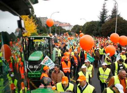 La marcha de Unións Agrarias y Xóvenes Agricultores reunió a miles de ganaderos frente a la sede de la Xunta en San Caetano.