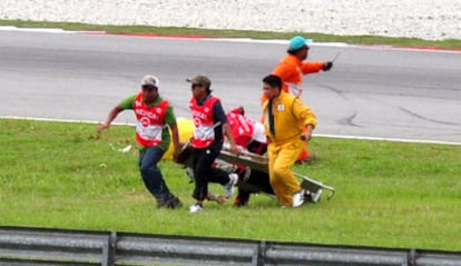 Los miembros del equipo de emergencias se tropiezan y la camilla que en la que transportan a Simoncelli cae al suelo.