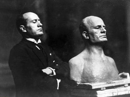 Mussolini, junto a un busto en su honor, en 1925.