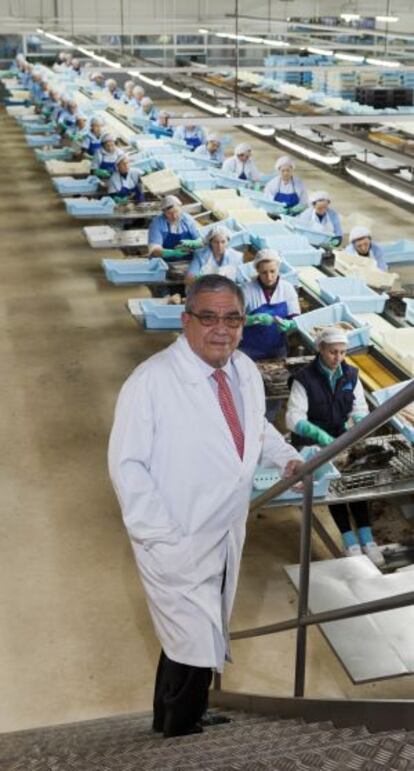 José Luis Calvo, presidente de Conservas Calvo, en una escalera de la fábrica de Carballo.