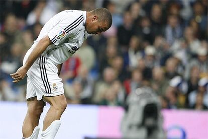 Ronaldo, momentos después de ser sustituido por David Beckham en el partido contra el Celta de Vigo.