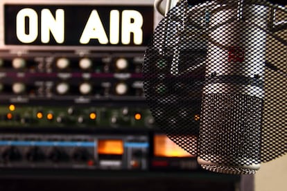 Un micrófono en un estudio de grabación