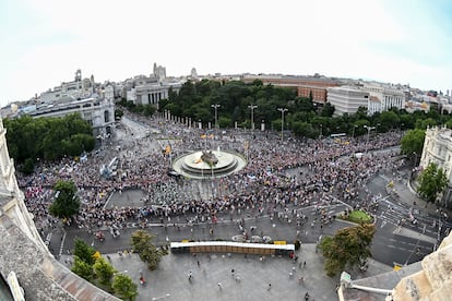 Manifestación del Orgullo a su paso por la plaza de Cibeles.