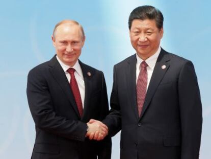 O presidente da Rússia, Vladimir Putin, junto ao presidente chinês, Xi Jinping.