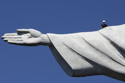 Las obras de mantenimiento y recuperación del Cristo Redentor de Río de Janeiro, el monumento más emblemático de Brasil, comenzaron después de que la escultura fuera dañada por el impacto de varios rayos, el último la semana pasada. En la imagen un trabajador inspecciona la estatua.