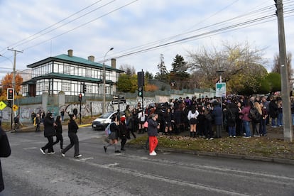 Les résidents de Punta Arenas évacuent la plage après un avertissement préventif de tsunami produit par les autorités locales.