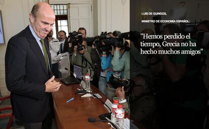 España ha mantenido una de las posturas más duras en las negociaciones con Grecia. El ministro de Economía, Luis de Guindos, la ha reiterado en más de una ocasión. En una entrevista publicada en marzo por el 'Financial Times' dijo "no habrá ningún desembolso hasta que no se pruebe que las reformas han sido aprobadas e implementadas” por parte de Grecia, expresando la desconfianza respecto a las intenciones del Gobierno de Tsipras.