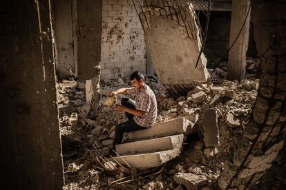 Mehemet entre las ruinas de Kobane. En 2015, la gran mayoría de niñas y niños de la ciudad perdieron la oportunidad de seguir estudiando y desarrollando su arte cuando vieron que sus escuelas e instrumentos musicales estaban destruidos.