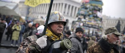 Las llamadas autodefensas del Maidán marchan en la plaza de la Independencia de Kiev. 