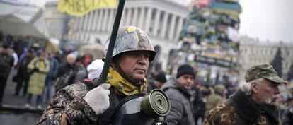 Las llamadas autodefensas del Maidán marchan en la plaza de la Independencia de Kiev.