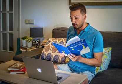 Jorge Pozo Soriano, profesor de primaria de Madrid, en su casa, desde donde leía libros o hacía malabares para captar la atención de los niños en las clases online durante el confinamiento.