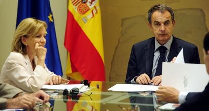 Zapatero y Salgado durante la reunión convocada de urgencia por el ataque de los mercados a la deuda española.