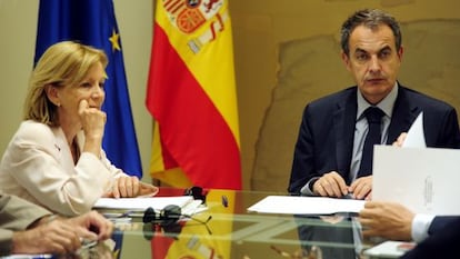 Zapatero y Salgado durante la reunión convocada de urgencia por el ataque de los mercados a la deuda española.