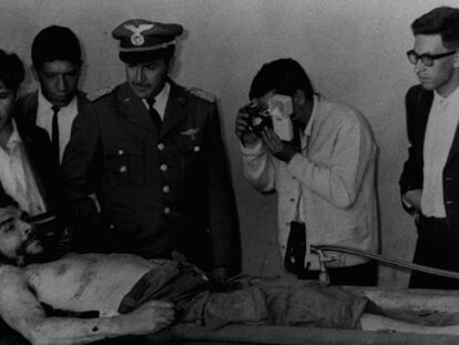 El cuerpo del l&iacute;der revolucionario Che Guevara, en el pueblo boliviano de La Higuera.