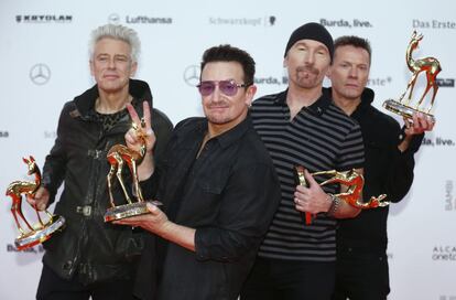 De izquierda a derecha, Adam Clayton, Bono, Edge y Larry Mullen posan con sus trofeos en los premios Bambi 2014 durante la ceremonia en Berlín el 13 de noviembre de ese año.