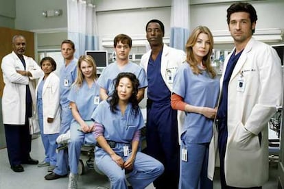 Reparto principal de <i>Anatomía de Grey,</i> con Ellen Pompeo (segunda por la derecha) como protagonista.