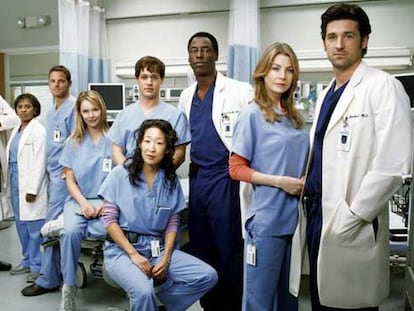 Reparto principal de <i>Anatomía de Grey,</i> con Ellen Pompeo (segunda por la derecha) como protagonista.