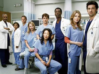 Reparto principal de <i>Anatomía de Grey,</i> con Ellen Pompeo (segunda por la derecha) como protagonista.