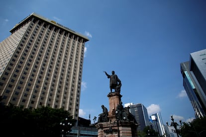 Estatua de Colón en su antigua ubicación en Paseo de la Reforma