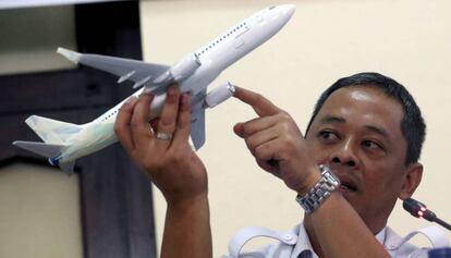 Uno de los investigadores de la Comisión de Nacional de Seguridad en el Transporte (KNKT), Nurcahyo Utomo, explica este miércoles la investigación sobre el accidente del avión de Lion Air.