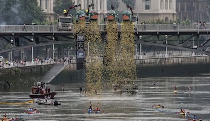 Miles de patitos en el momento de ser soltados a la Ría de Bilbao