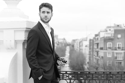 Con traje de Giorgio Armani y su perfume Armani Code Parfum, epítome de sensualidad y carisma, el actor Julio Peña encarna las dualidades del hombre actual.