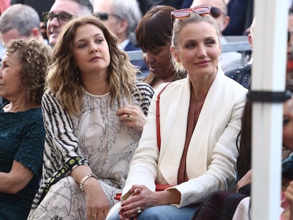 Drew Barrymore y Cameron Diaz en la entrega de su estrella a la actriz Lucy Liu el paseo de la fama de Hollywood, California, EE UU, el 1 de mayo de 2019.