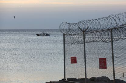 Una patrullera de la Guardia Civil vigila la zona de la frontera con Marruecos por la que intentaron pasar los subsaharianos.