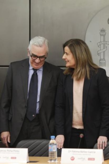 El presidente del CES, Marcos Peña (izquierda) y la ministra de Empleo, Fátima Báñez.