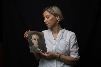 Silvia Navarro, con la fotografía de su familiar Jose Antonio Marco Viedma, enterrado en el Valle de los Caídos.