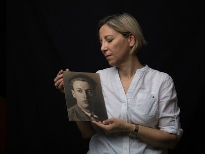 Silvia Navarro, con la fotografía de su familiar Jose Antonio Marco Viedma, enterrado en el Valle de los Caídos.