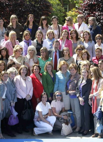 Mariano Rajoy, con algunas de las candidatas del PP, ayer en Madrid.