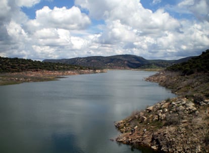 Embalse alcarreño a la altura del pueblo de Huérmeces del Cerro en Castilla-La Mancha.