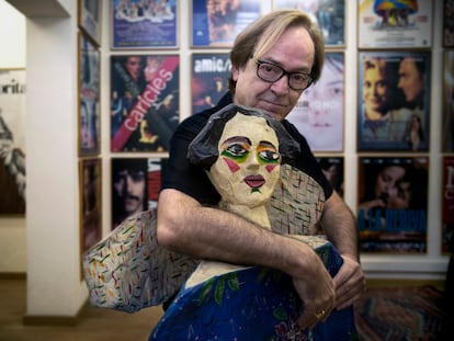 El director de cine Ventura Pons en su oficina 'Els films' de la Rambla, posando con una escultura de Ocaña, el año 2014 en Barcelona.