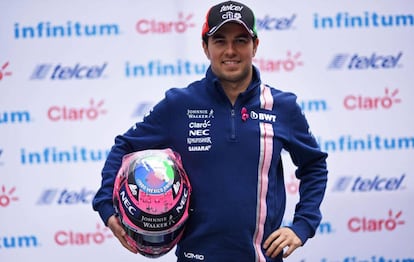 Pérez muestra el casco con el que correrá el GP de México.